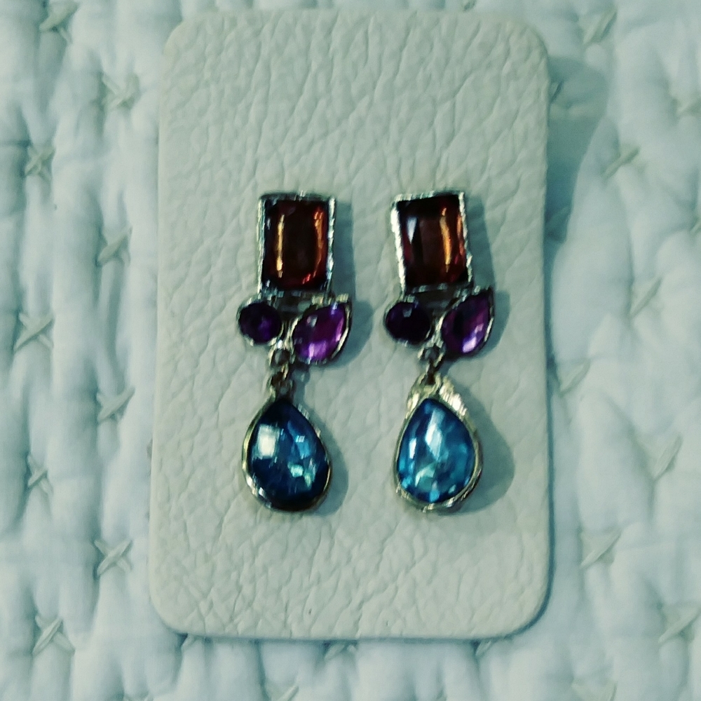 Earrings with 3 colors of stones